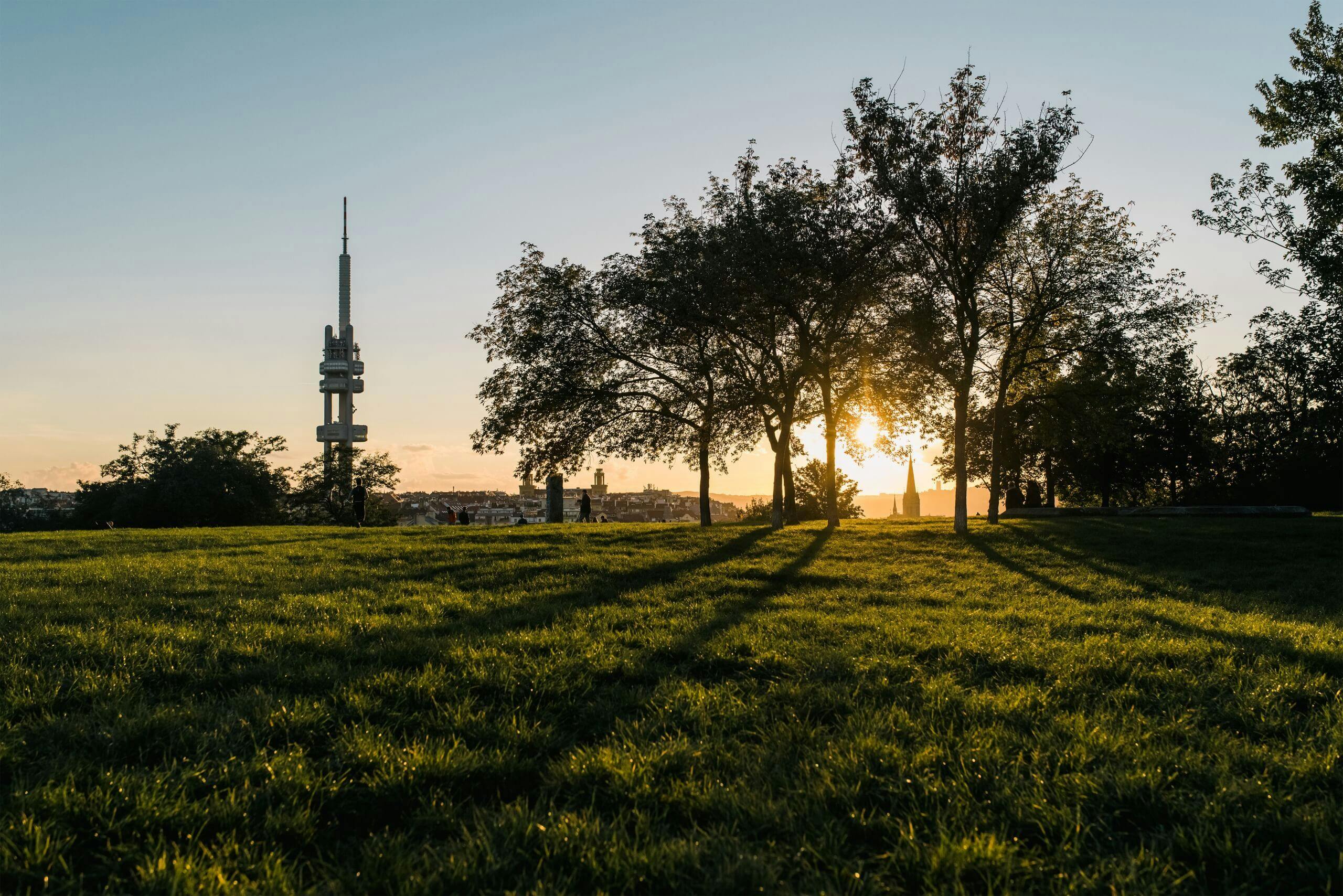 Park Parukářka při západu slunce, pohled na Žižkovskou věž