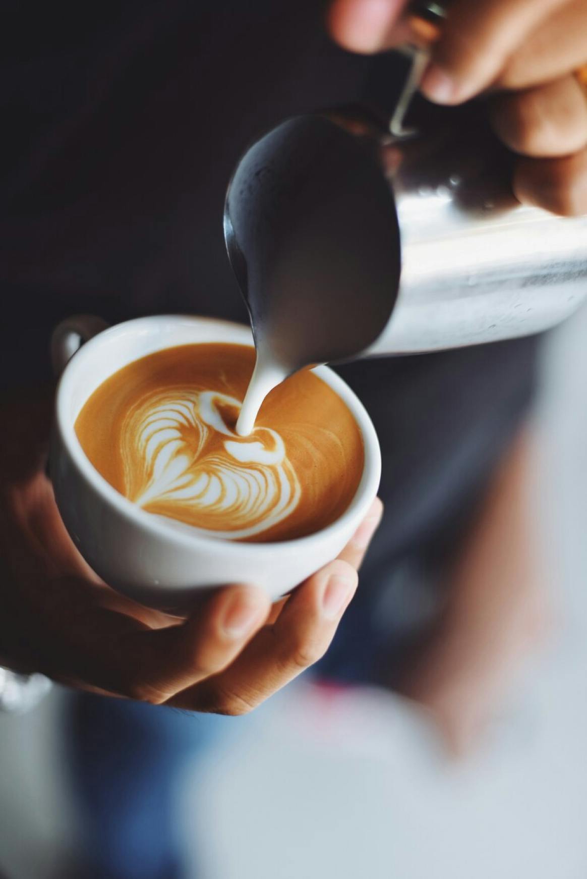 Barista připravuje čerstvou kávu