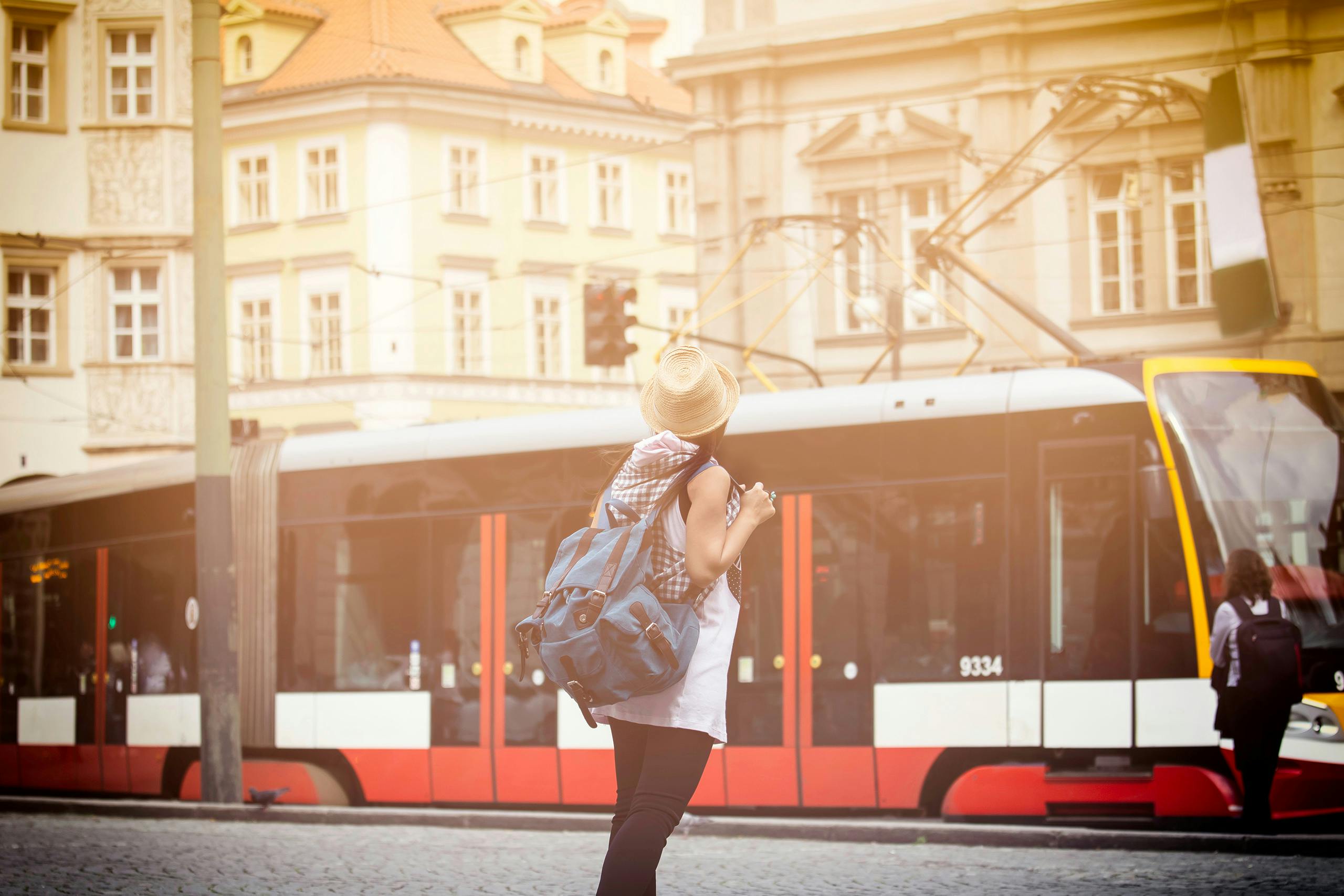 Dívka na tramvajové zastávce v Praze