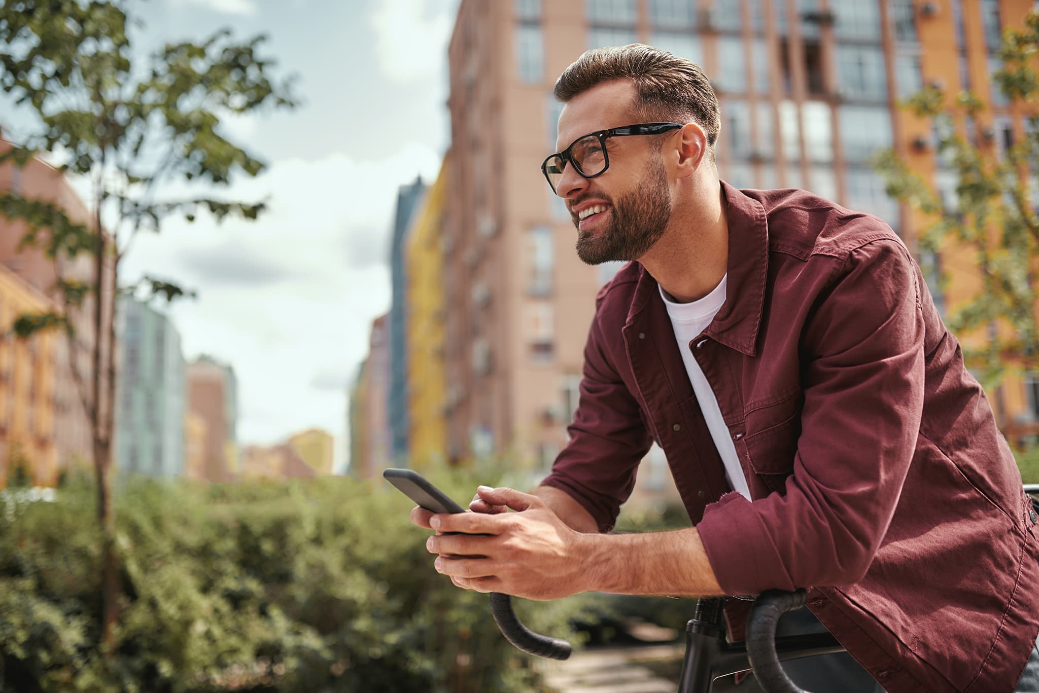Mladý muž na kole projíždí městem